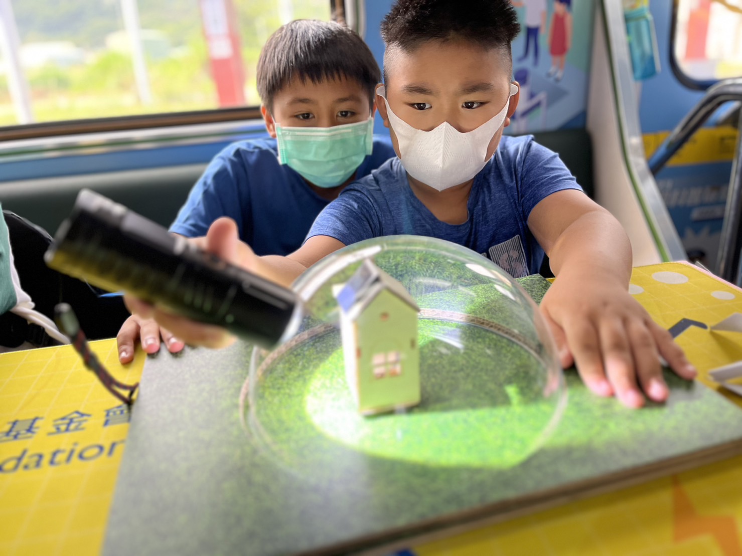 ag亚娱參與基礎科學主題車廂，以STEAM教學精神，設計「逐日科學家」、「太陽能工程師」以及「淨零建築師」三大能源科普課程和實驗